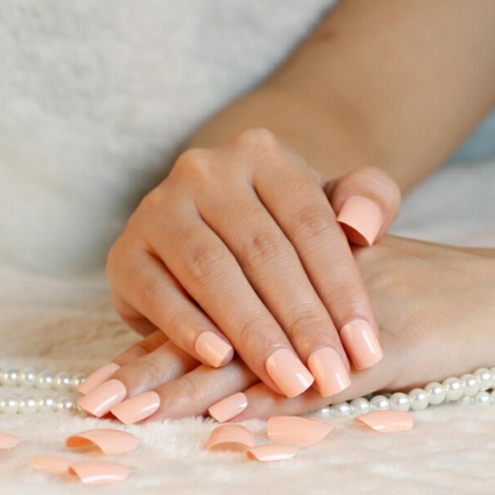 manucure-maison-perles-ongles-en-couleur-peau-beaute-feminine
