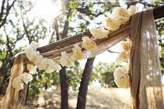 mariage-retro-chic-decoration-dans-la-nature-guirlande-en-fleurs-en-papier