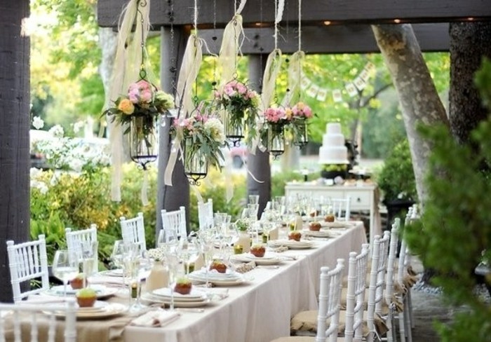 mariage-retro-chic-table-deco-chaises-en-bois-nature-plantes