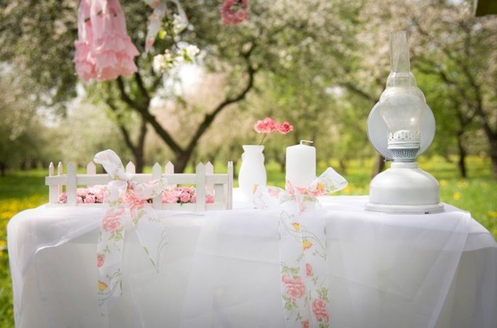 mariage-shabby-chic-dans-le-jardin-nappe-blanche-ruban-en-motifs-floraux
