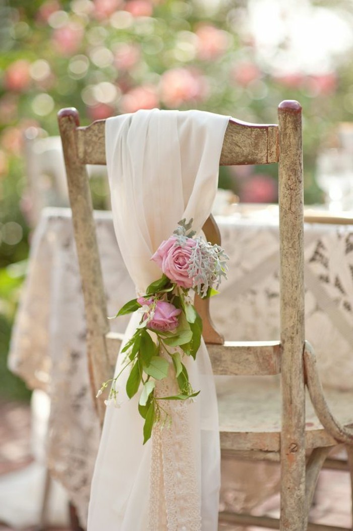 mariage-shabby-chic-decoration-chaises-en-bois-ruban-en-voile-roses