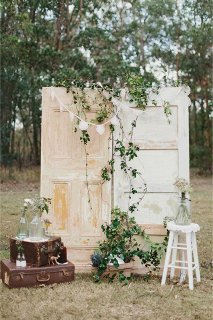 mariage-vintage-decoration-coffre-mur-en-bois-vases