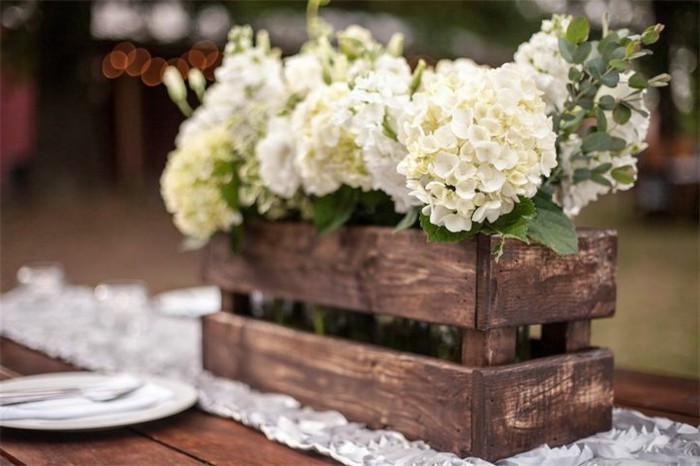 mariage-vintage-vase-en-bois-fleurs-blanches-et-fraiches