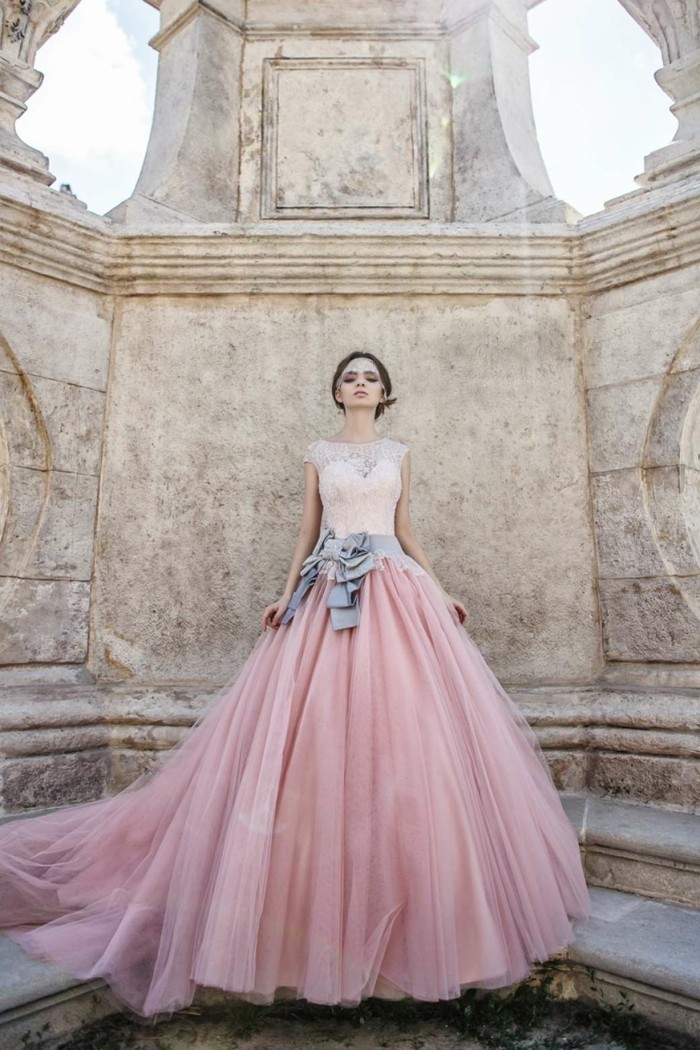 mariee-boheme-robe-extravagante-en-rose-beaute-feminine