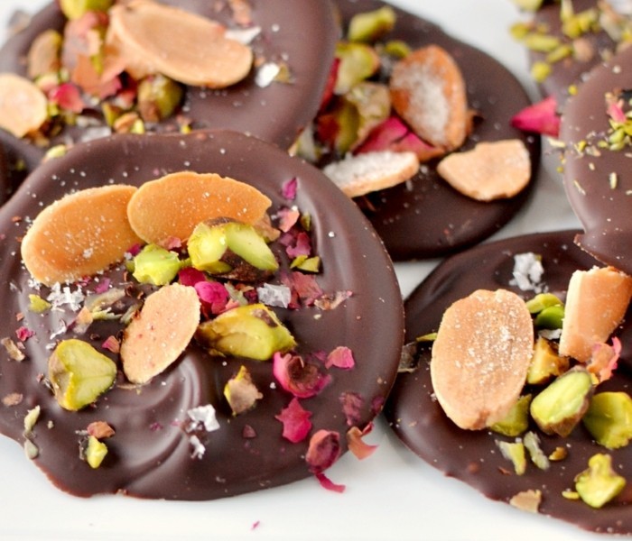 mendiant-au-chocolat-mendiants-avec-petales-de-rose-et-pistaches