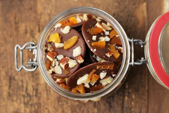 mendiant-au-chocolat-offrir-des-desserts-pour-noel-abricots