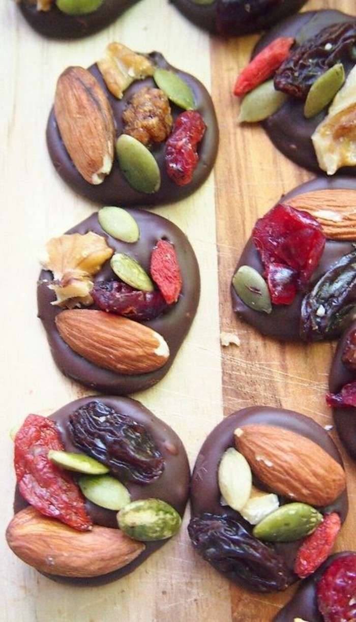mendiant-chocolat-delices-originales-pour-noel-amandes-noisettes-pistaches