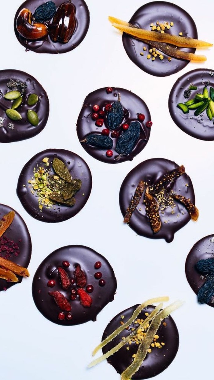 mendiant-chocolat-raisins-figues-noix-myrtilles-dessert-elegant