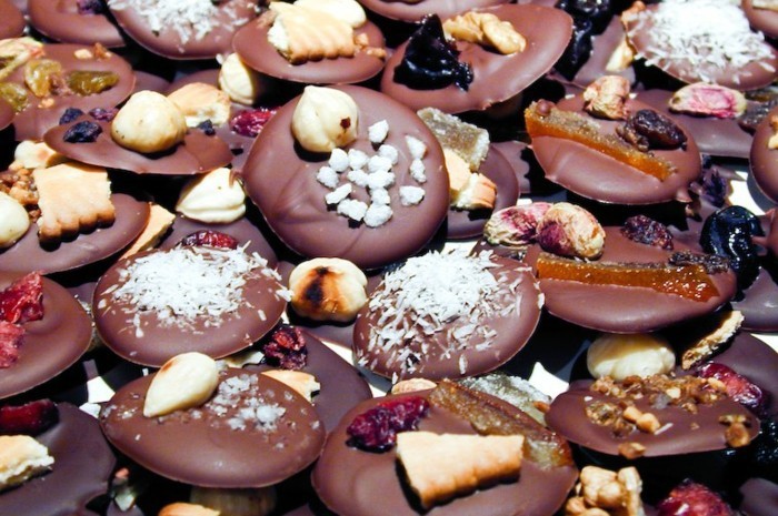 mendiants-au-chocolat-bouchees-de-figues-abricots-biscuits-brises