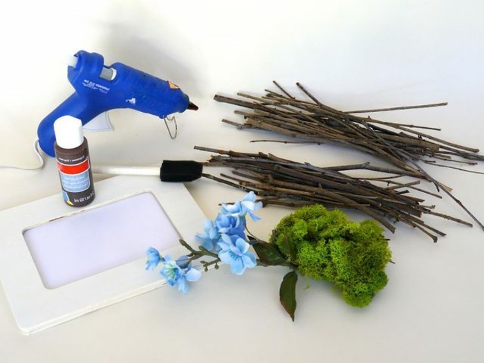 meteriaux-necessaires-pour-fabriquer-un-cadre-photo-pistolet-a-colle-peinture-cadre-mousse-fleurs