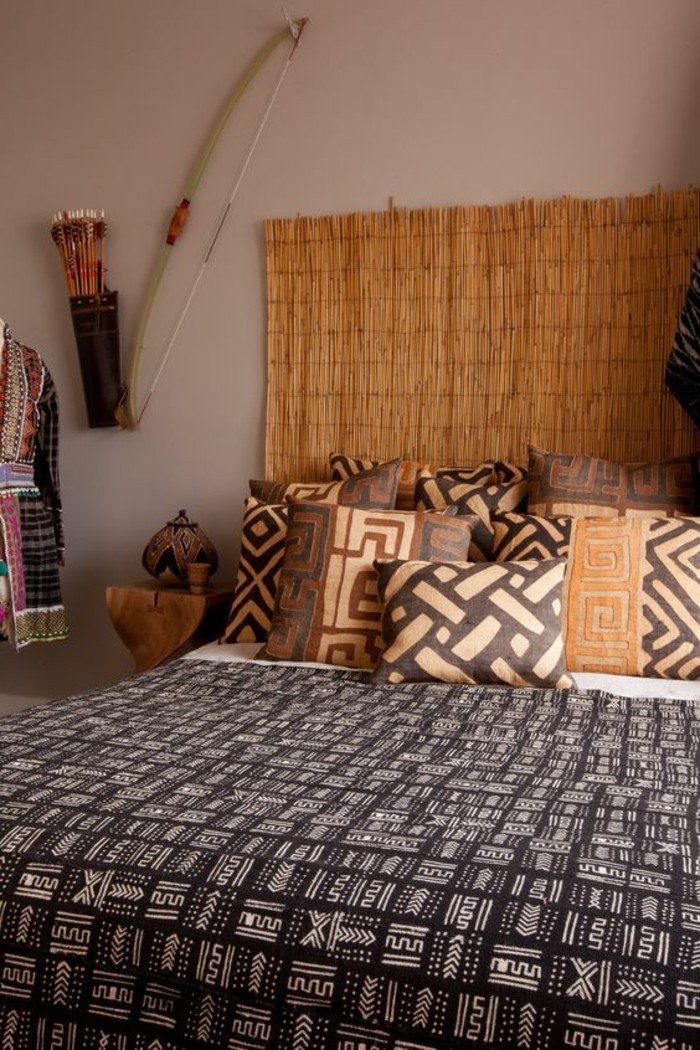 meuble-africain-coussins-decoratifs-couverture-ethniques-tenture-murale-en-paille
