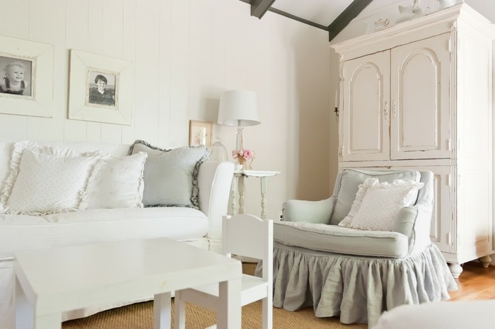 meubles-shabby-chic-canape-cadres-photos-lampe-blanche-mini-chaise-et-table-en-bois