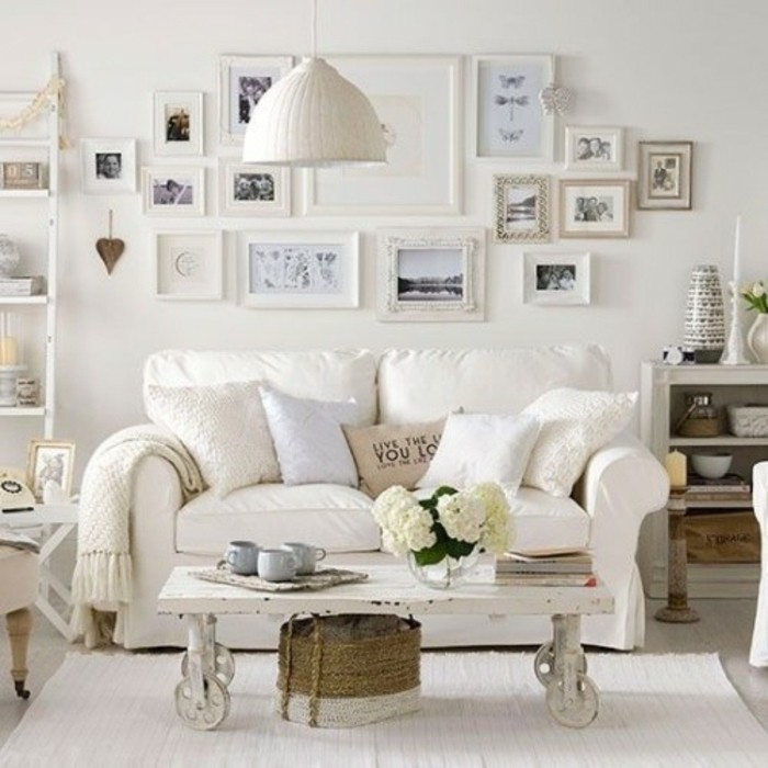meubles-shabby-chic-murs-avec-des-photos-table-en-bois-canape-blanc-couverture-en-laine