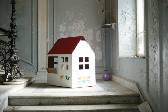 mini-cabane-carton-maison-blanche-toiture-rouge-fleurs-et-oiseaux-comme-decoration