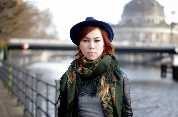 mode-de-la-rue-foulard-vintage-a-motif-russe-chapeau-longs-bords-bleu-saphir
