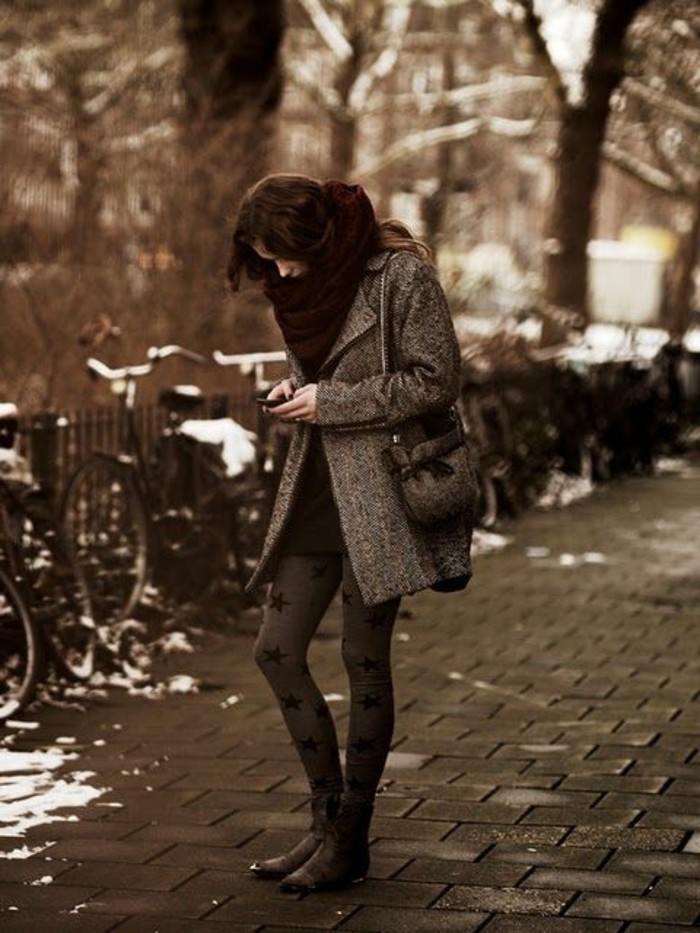 mode-de-la-rue-joli-collant-imprime-manteau-boyfriend-gris