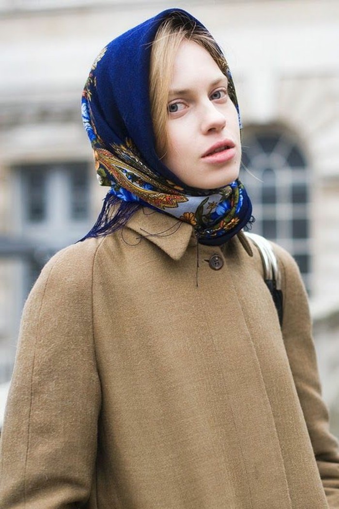 mode-vintage-manteau-camel-foulard-russe