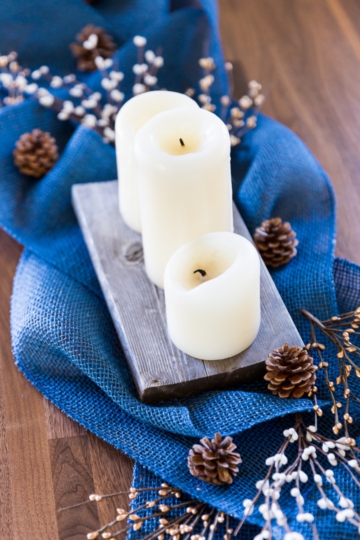 idée decoration pomme de pin pour table de noel, comment dresser une table de Noël stylée avec bougies et pommes de pin