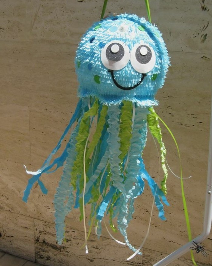 octopodes-en-bleu-et-vert-idee-comment-faire-une-pinata-soi-meme-pour-un-anniversaire-enfant