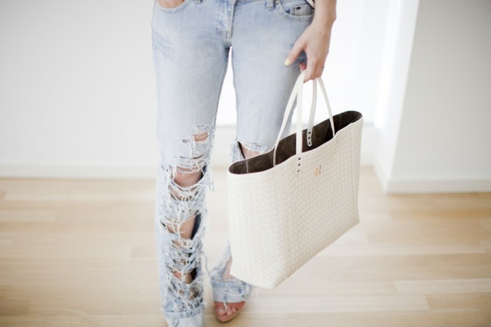 pantalon-dechire-moderne-jeans-personnalises-avec-un-couteau-a-tout-usage-a-combiner-avec-un-t-shirt-ou-des-chaussures-a-talon