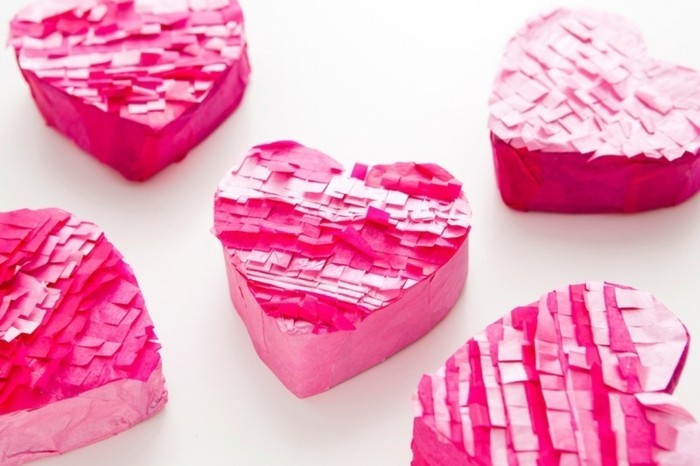 petites-boites-en-forme-de-coeurs-de-saint-valentin-pleines-de-friandises-idee-comment-fabriquer-une-pinata-pour-sa-bien-aime