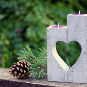 Bougeoir de bois avec cœur pour bougies aromatiques