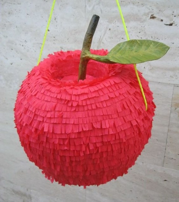 pinata-en-forme-de-pomme-rouge-decoration-de-papier-crepon-a-franges-comment-fabriquer-une-pinata
