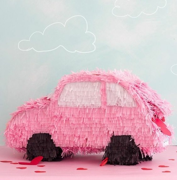 pinata-en-forme-de-voiture-rose-comment-faire-une-pinata-pour-enfant-fille