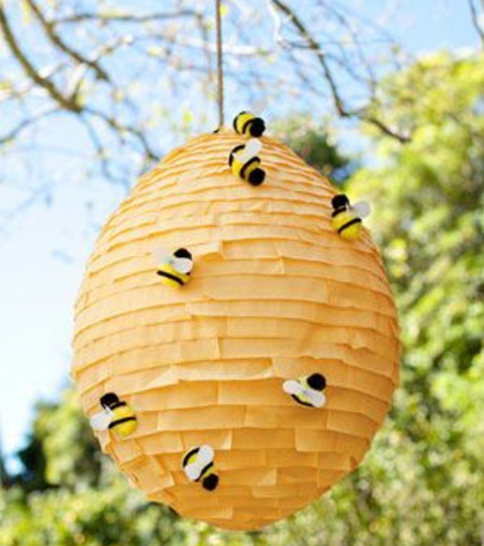pinata-fabriquer-a-l-aide-de-papier-crepon-orange-a-franges-abeilles-decoratives-idee-pour-faire-une-pinata-originale