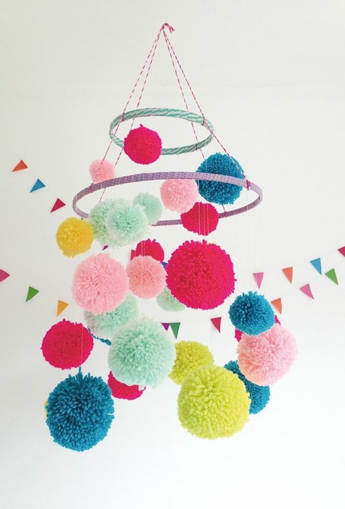 pompon-en-laine-chambre-d-enfant-chandelier-multicolore