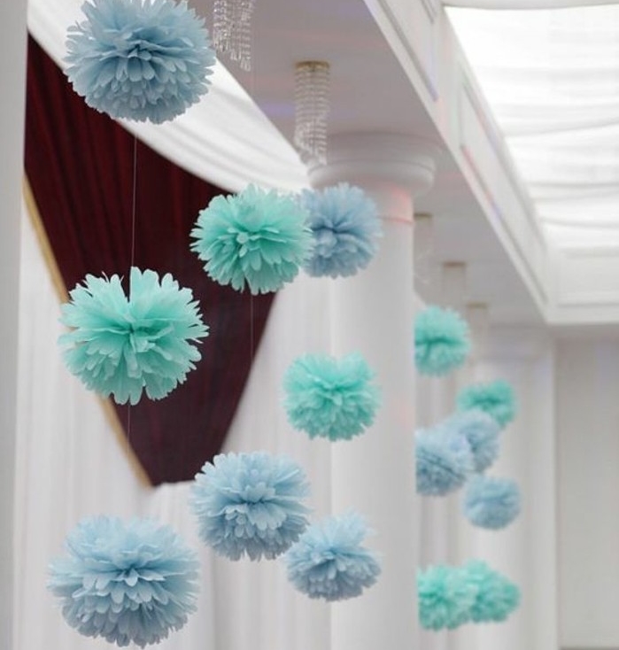 pompon-papier-de-soie-jolies-guirlandes-de-fleurs-diy-a-utiliser-pour-decorer-une-salle-de-mariage