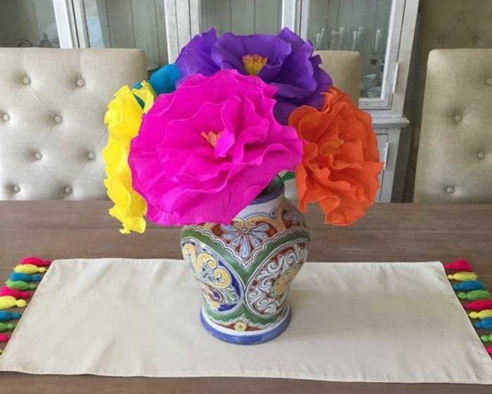pompon-papier-de-soie-un-vase-plein-de-fleurs-charmantes-qui-representent-un-magnifique-centre-de-table