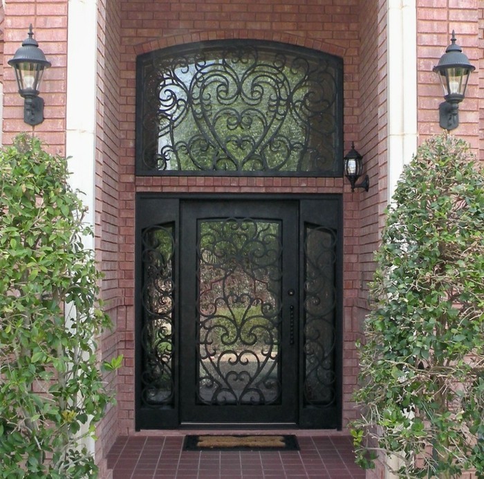 porte-en-fer-forge-facade-en-briques-fenetre-et-porte-en-verre-lanternes-dexterieur