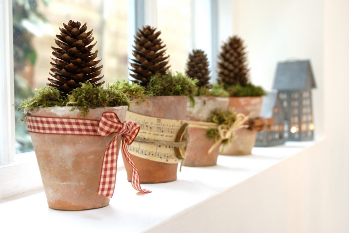 comment personnaliser un pot à fleur pour Noël, idée bricolage noel facile, diy pot en terre cuite décoré avec ruban