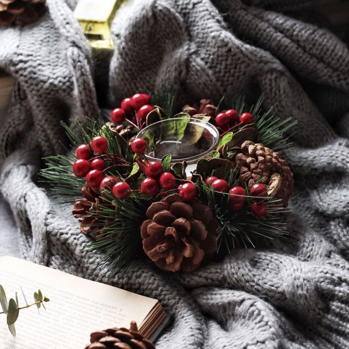 comment créer une déco cozy pour Noël, idée déco chambre ado pour Noël avec pommes de pin et accessoires en crochet