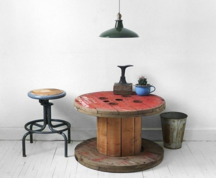 que-faire-avec-un-touret-une-table-basse-dans-un-style-rustique-industriel-pour-un-decor-moderne