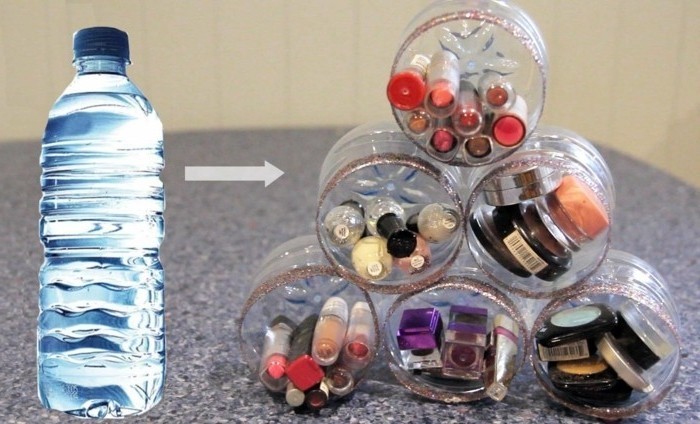 rangement-de-maquillage-compose-de-plusieurs-fonds-de-bouteilles-en-plastique-deco-recup-recyclage-bouteille-plastique