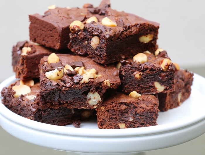 Le brownie moelleux aux noisettes - recette de brownies facile et rapide