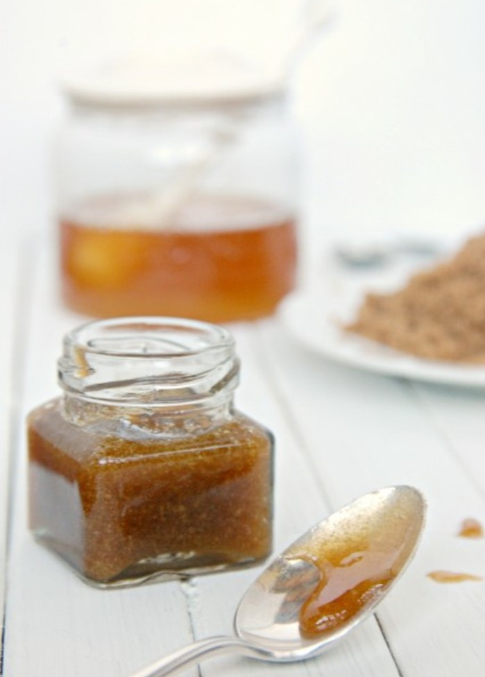 recette-gommage-visage-a-base-du-sucre-roux-et-miel-soins-du-visage-naturels