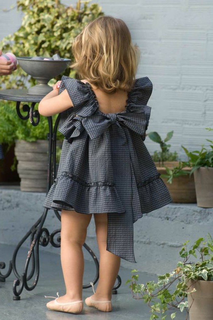 robe-fille-quatre-ans-petite-fille-qui-porte-une-robe-charmante