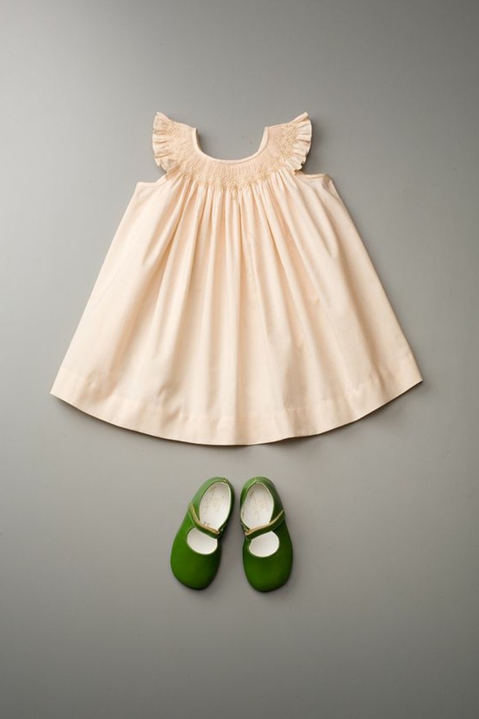 robe-fille-quatre-ans-robe-couleur-creme-souliers-verts-coquets
