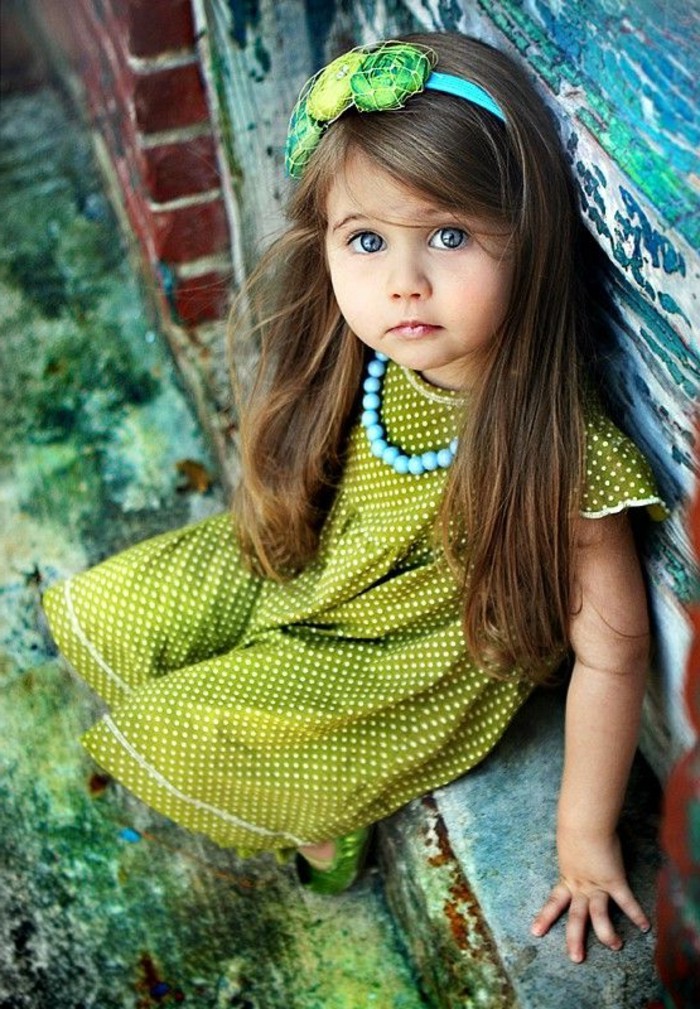 robe-fille-quatre-ans-robe-verte-pointillee-diademe-et-collier