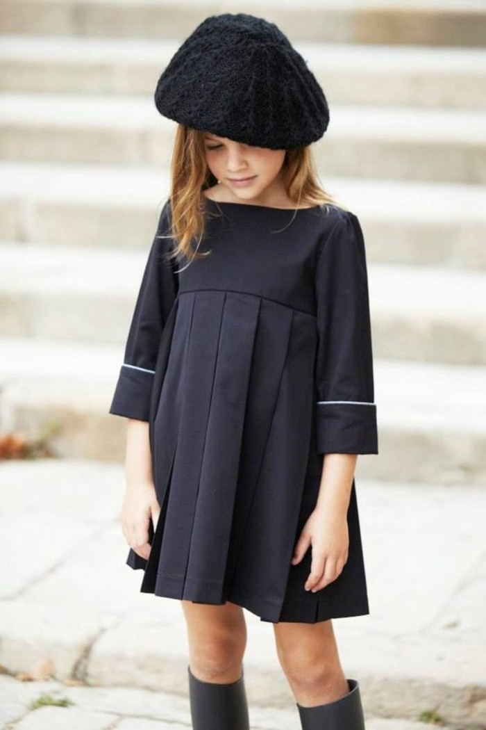 robe-fillette-elegante-robe-plissee-et-bottes-hautes-chapeau-moderne