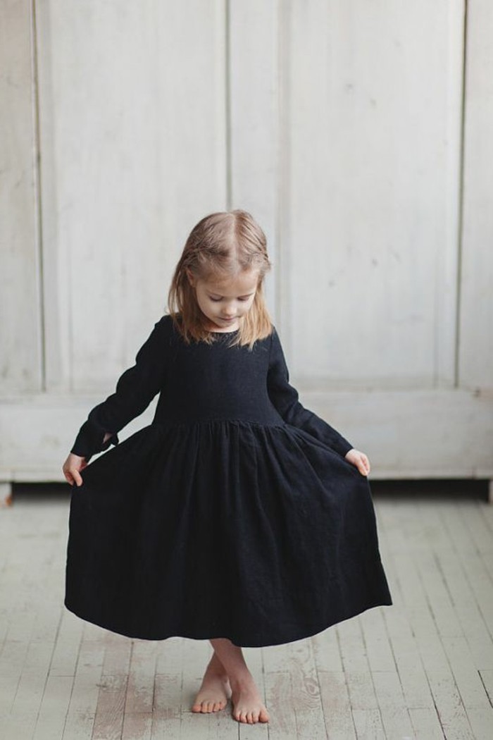 robes-enfant-robe-corolle-noire-portee-par-une-petite-fille