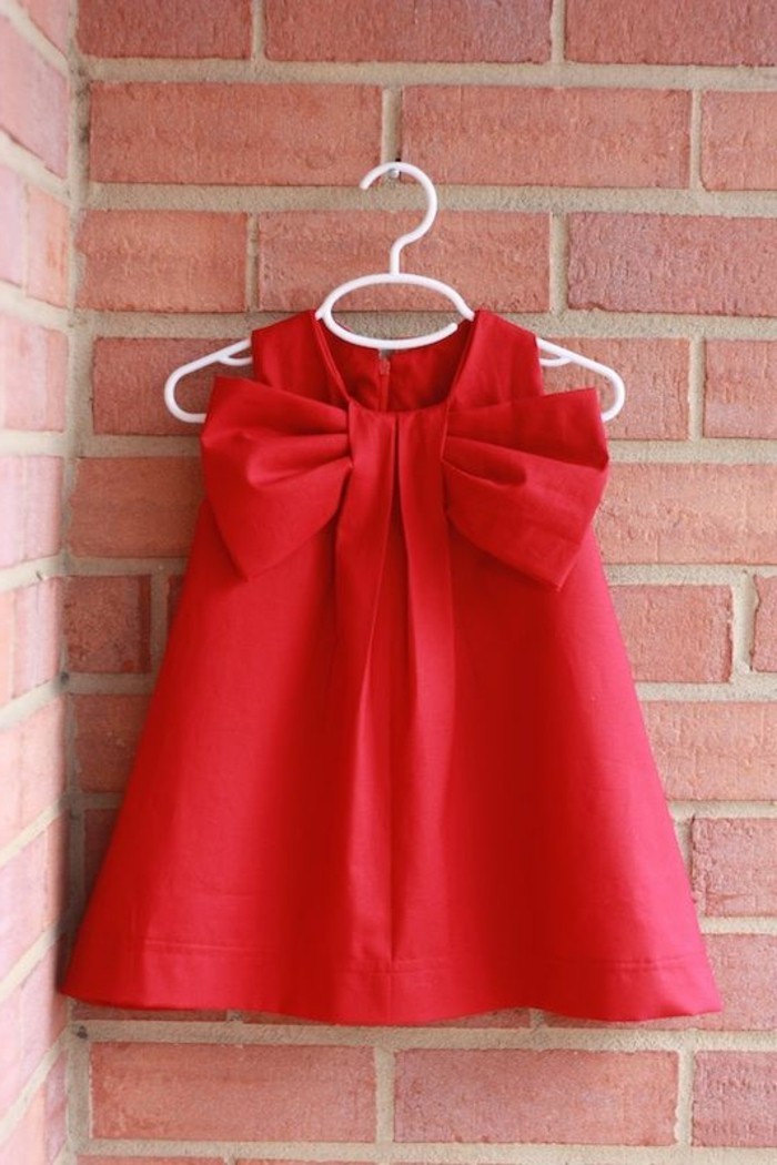 Jolie Petite Fille Dans Une Robe Rouge