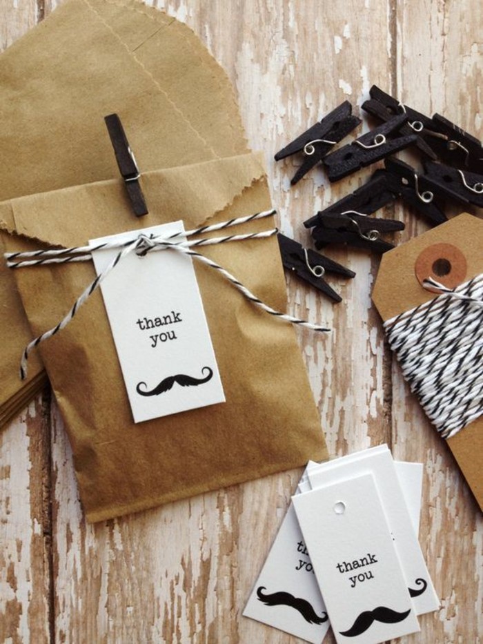 sachette-kraft-sac-cadeaux-original-etiquette-a-moustache-personnalise-et-pinces