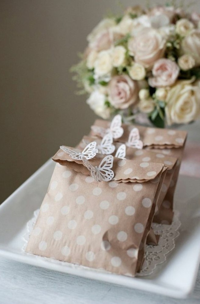 sacs-kraft-decores-de-papillons-jolis-cadeaux-pour-les-invites-fete-de-mariage