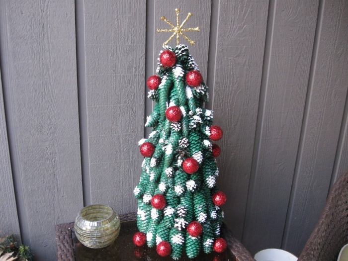 pomme de pin deco noel facile, faire un sapin avec pommes de pin colorées en vert, activité manuelle pour Noël