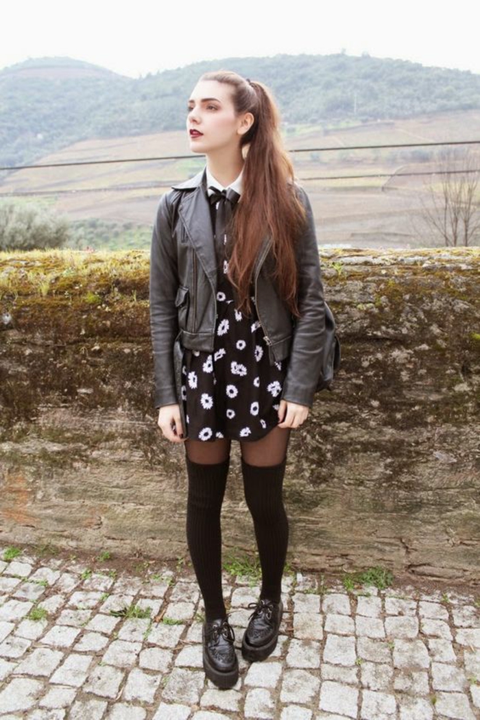 style-grunge-robe-noire-a-motifs-fleurs-derbies-modele-de-chaussette-haute