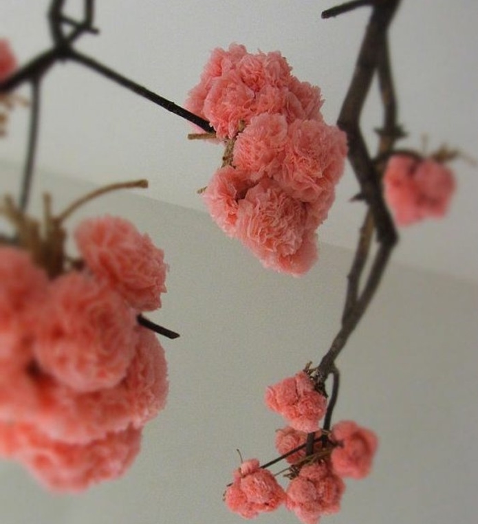 suggestion-comment-faire-une-rose-en-papier-une-branche-decoree-de-fleurs-pour-une-deco-fraiche-naturelle